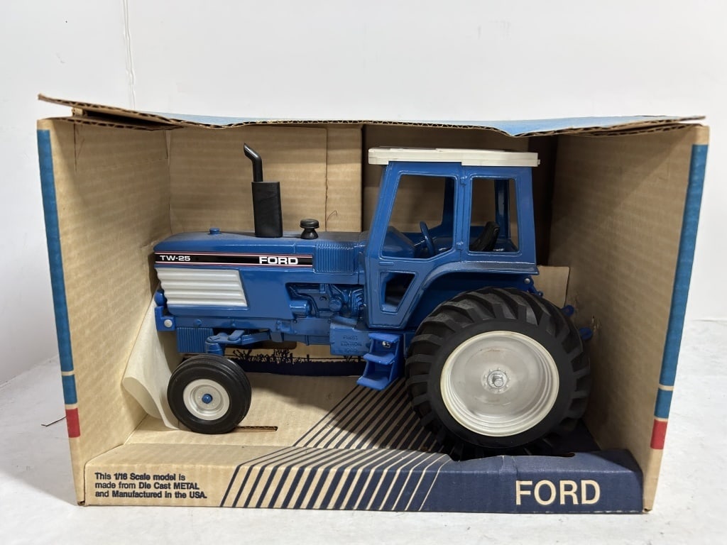 FORD TW-25 SCALE MODELS 1/16 TRACTOR (1 of 7)
