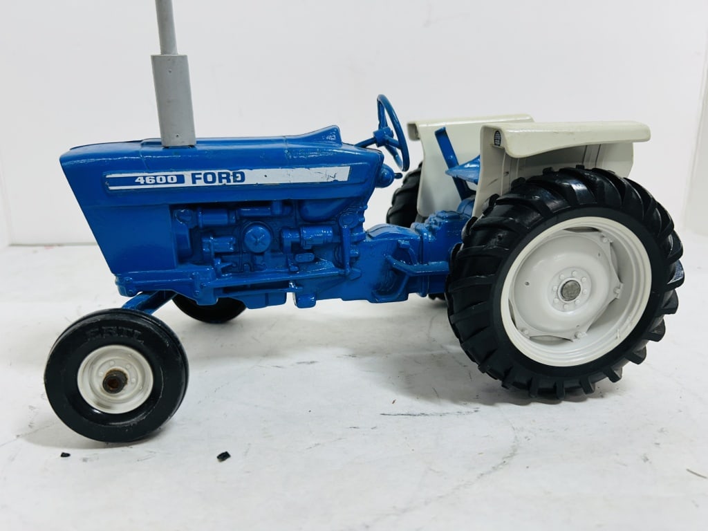 ERTL 1/16 FORD 4600 WF TRACTOR (1 of 4)
