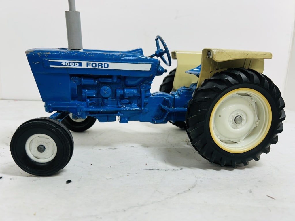 ERTL 1/16 FORD 4600 WF TRACTOR (1 of 5)