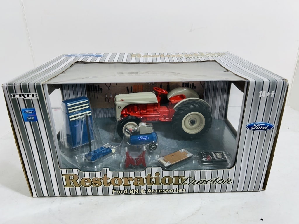 ERTL 1/16 FORD 8N RESTORATION TRACTOR (1 of 5)