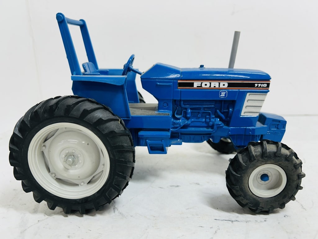 ERTL 1/16 FORD 7710 WF TRACTOR (1 of 5)