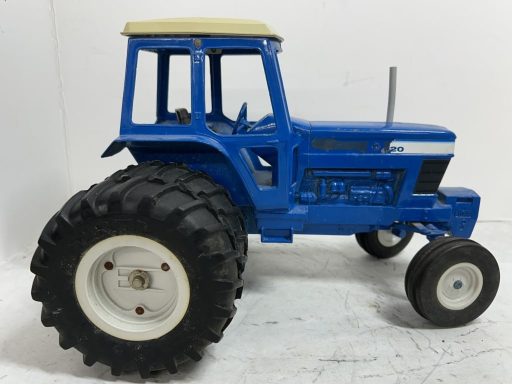 ERTL 1/16 FORD WF CAB TRACTOR: DUAL REAR WHEELS