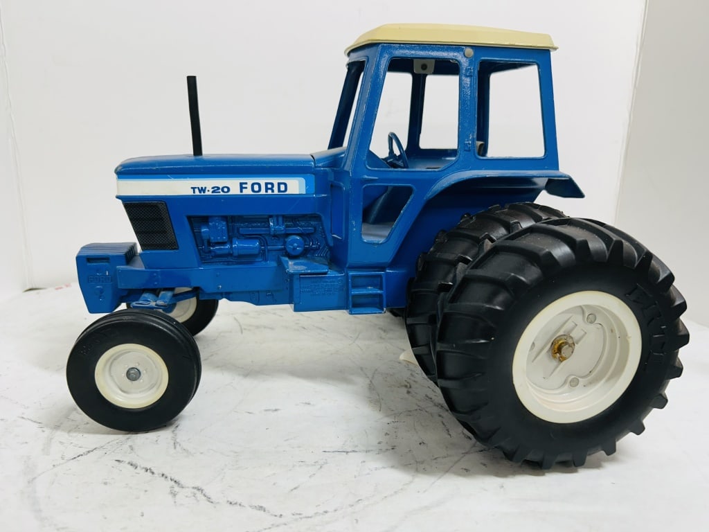 1/16 ERTL FORD TW-20 WF TRACTOR (1 of 5)