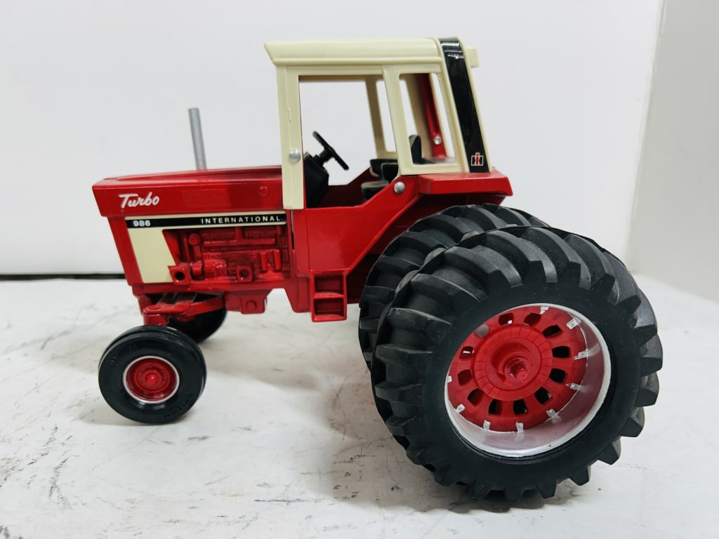 ERTL INTERNATIONAL 986 TURBO W/ DUAL REAR WHEELS (1 of 5)