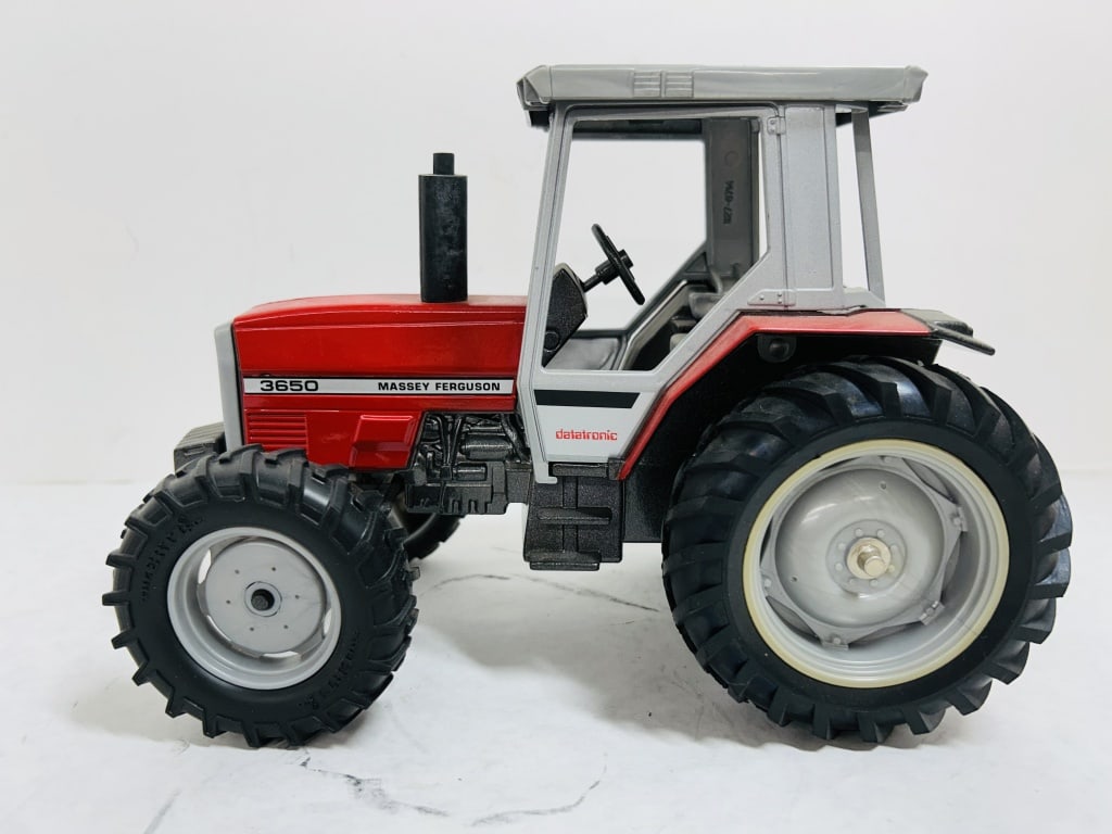 ERTL 1/16 MASSEY FERGUSON 3650 WITH CAB (1 of 7)