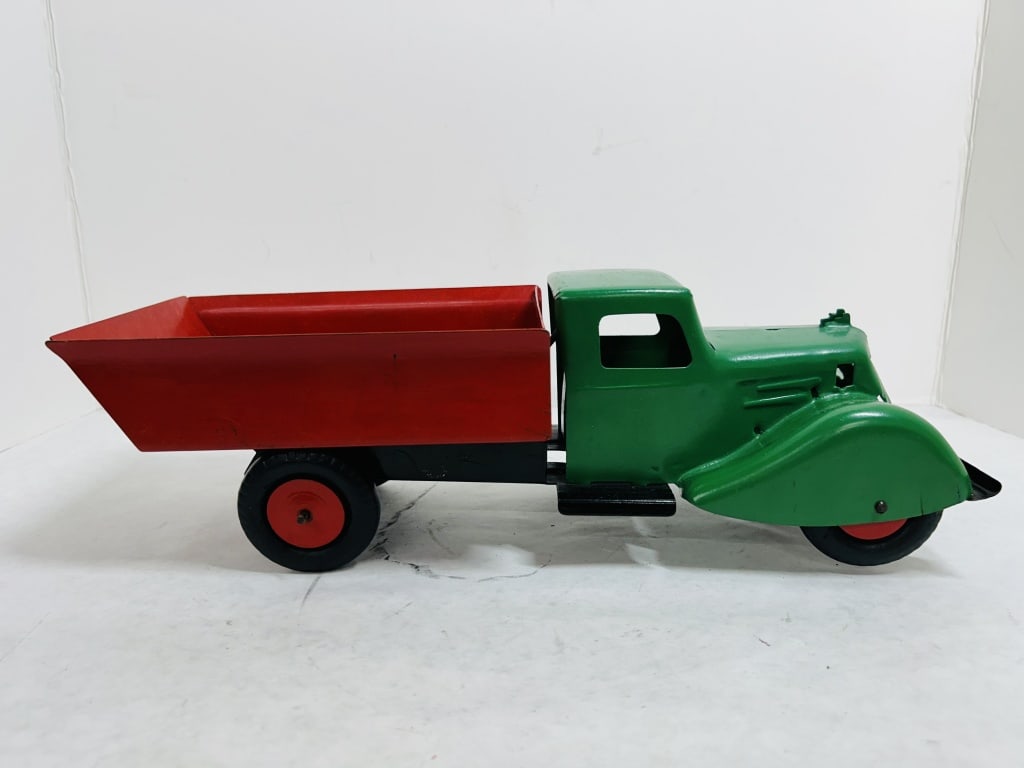 WYANDOTTE PRESSED STEEL TOY DUMP TRUCK (1 of 5)