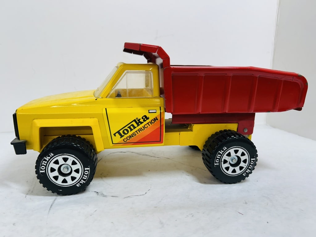 TONKA CONSTRUCTION DUMP TRUCK (1 of 3)
