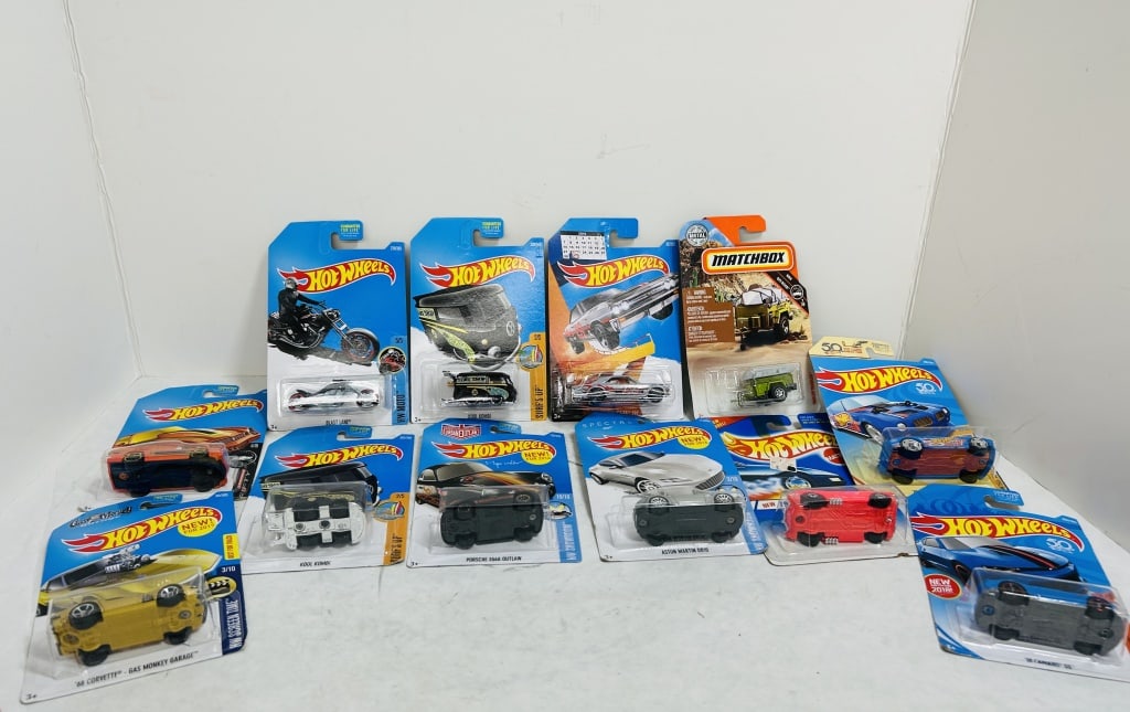 ASSORTMENT OF 12 INDIVIDUALLY PACKAGED HOT WHEELS: .