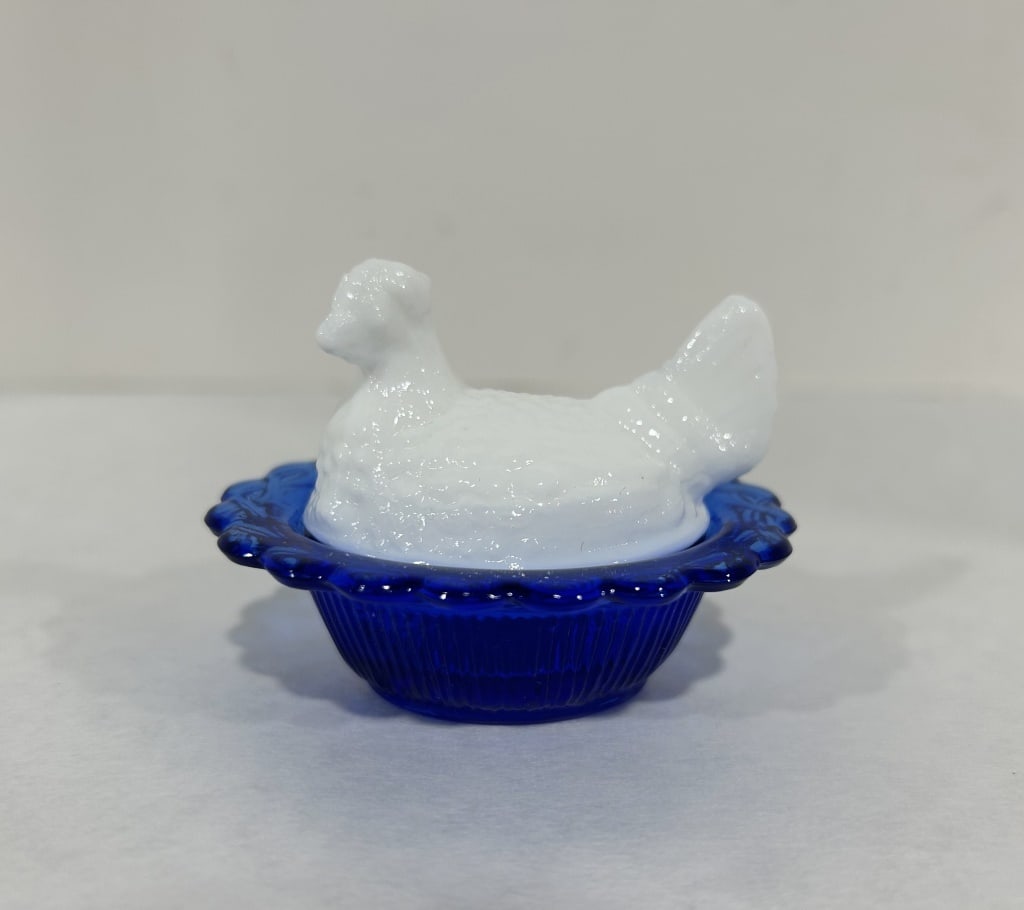 MOSSER MINI HEN ON NEST: WHITE AND COBALT