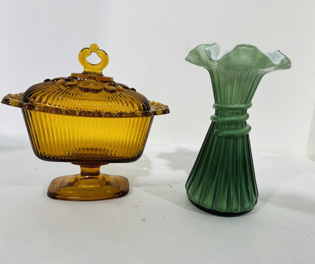 VINTAGE INDIANA GLASS LACE EDGE AMBER CANDY BOX: LOT ALSO INCLUDES VINTAGE GREEN FENTON VASE WITH RUFFLE TOP
