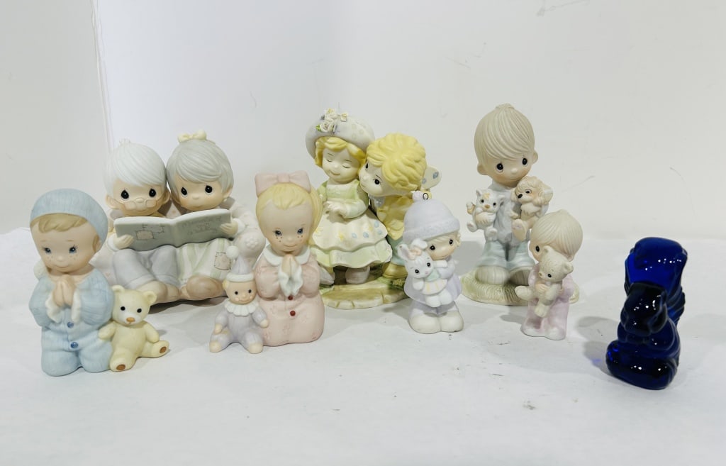 VINTAGE PRECIOUS MOMENTS FIGURINES (1 of 6)
