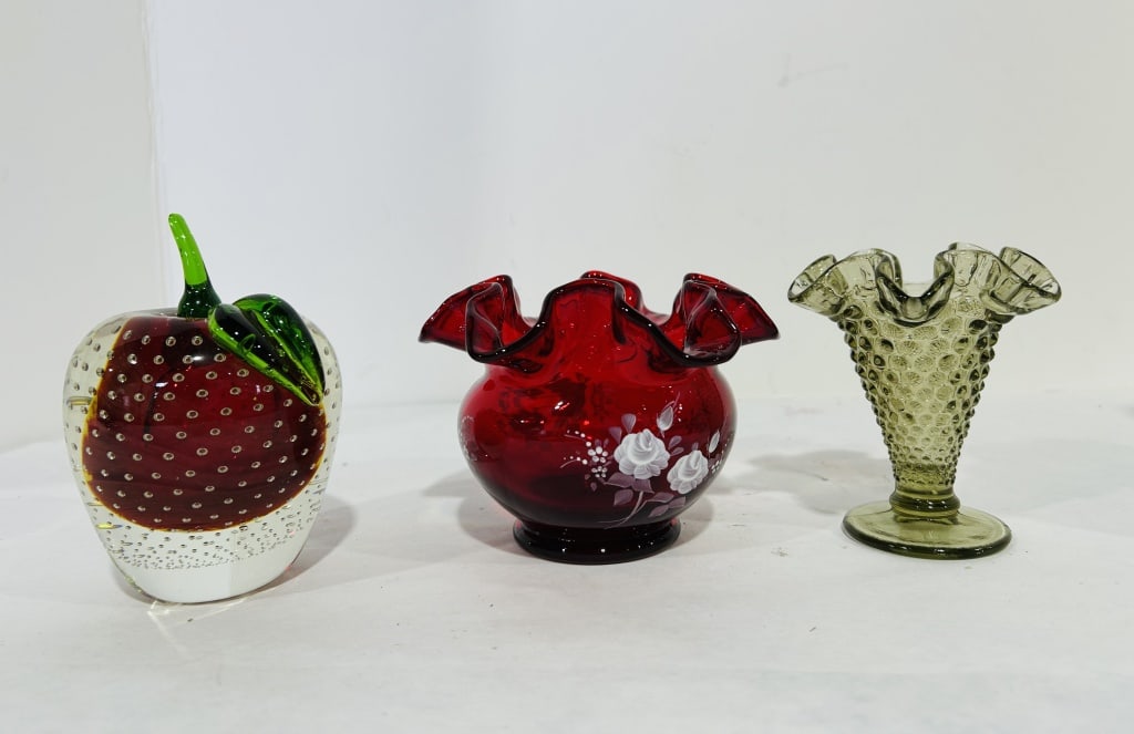 VINTAGE HAND-PAINTED RUFFLED EDGE VASE: LOT ALSO INCLUDES APPLE PAPER WEIGHT AND HOBNAIL VASE