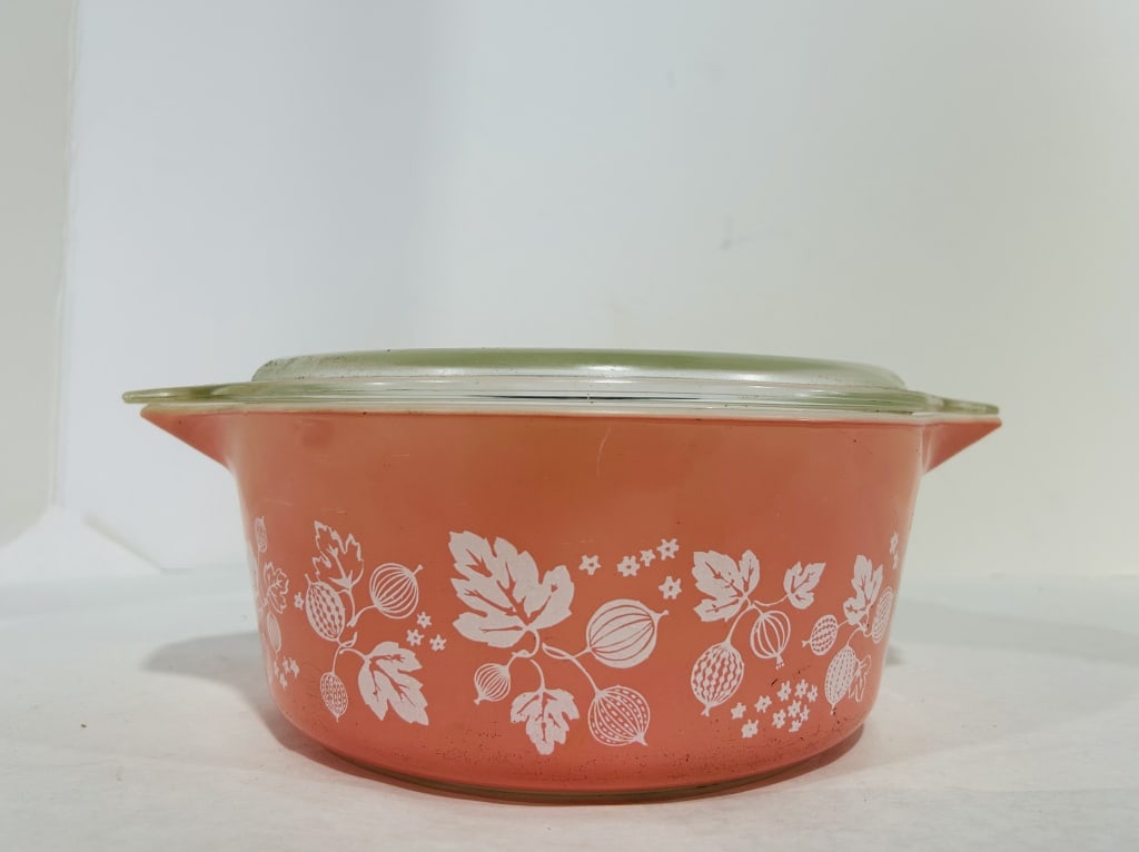 VINTAGE GOOSEBERRY PYREX CASSEROLE DISH WITH LID (1 of 3)