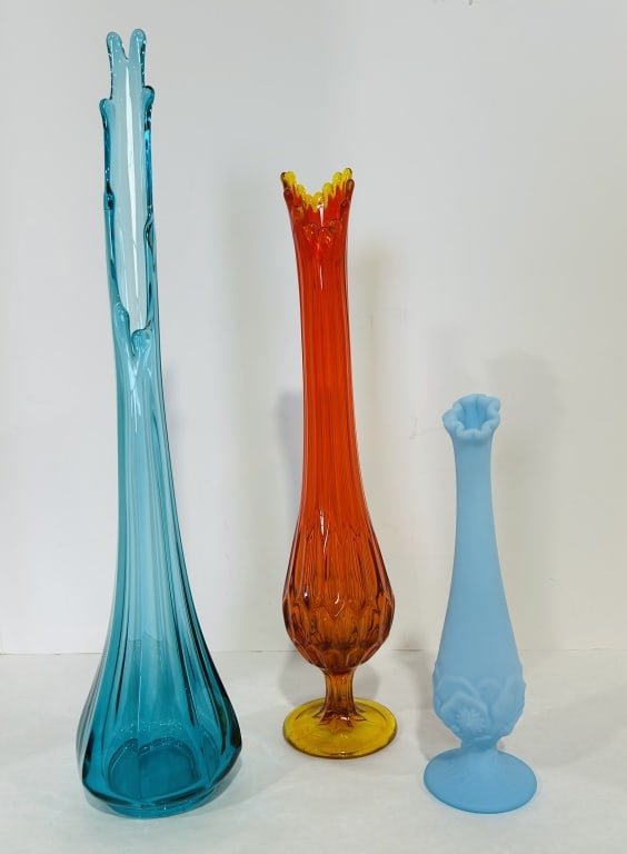 FENTON AMBERINA SWUNG VASE: CRACK AT TOP, ALSO INCLUDES BLUE SATIN VASE AND L.E. SMITH SWUNG VASE