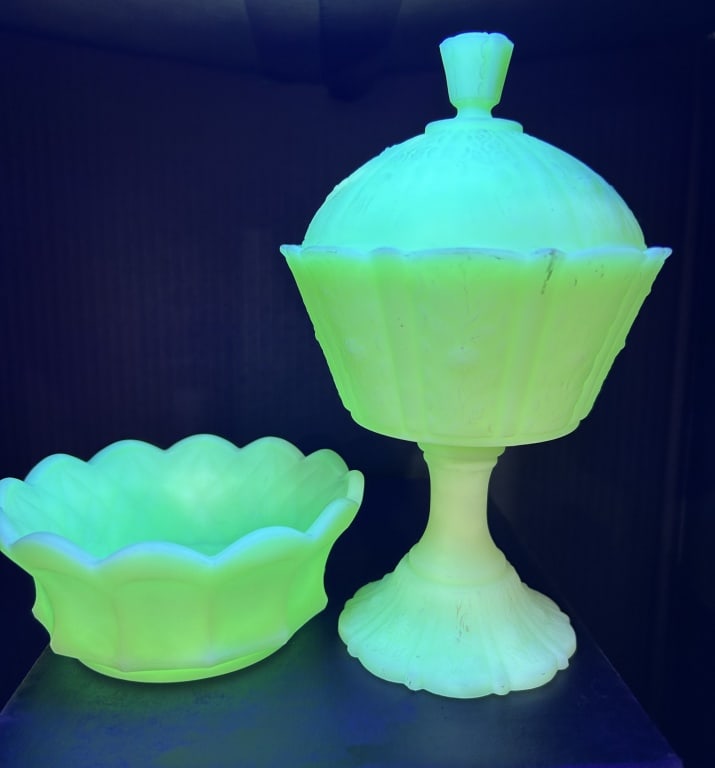 FENTON URANIUM DAISY COVERED CANDY DISH (1 of 6)