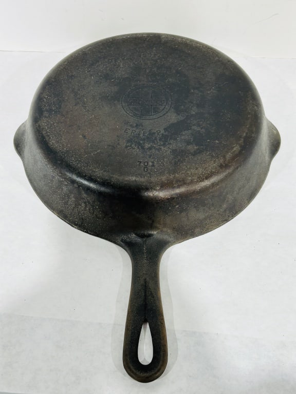 GRISWOLD NO 7 CAST IRON SKILLET (1 of 5)