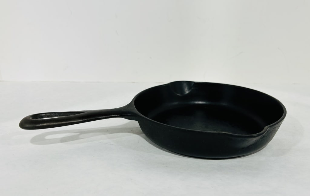 GRISWOLD NO 3 CAST IRON SKILLET (1 of 5)