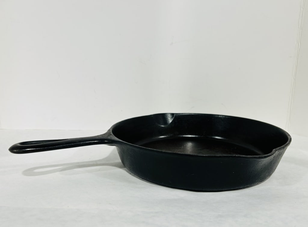 GRISWOLD 704G CAST IRON SKILLET (1 of 8)
