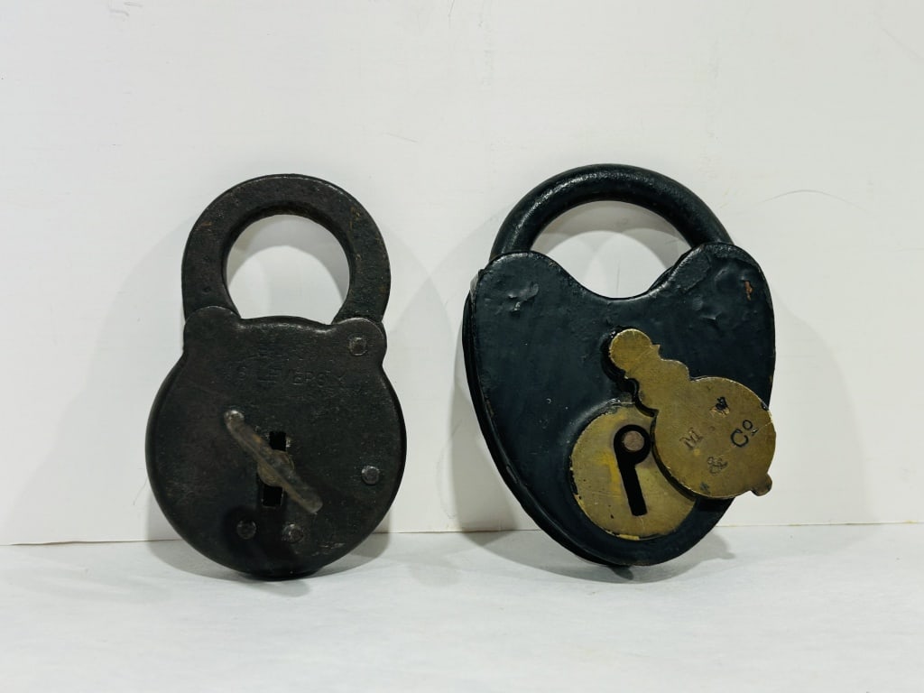 VINTAGE CAST IRON LOCK WITH KEY (1 of 6)