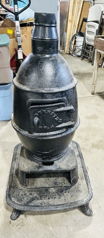 BURNSIDE CAST IRON POTBELLY STOVE (1 of 5)