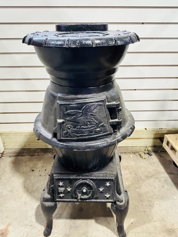 CAST IRON POTBELLY STOVE (1 of 6)