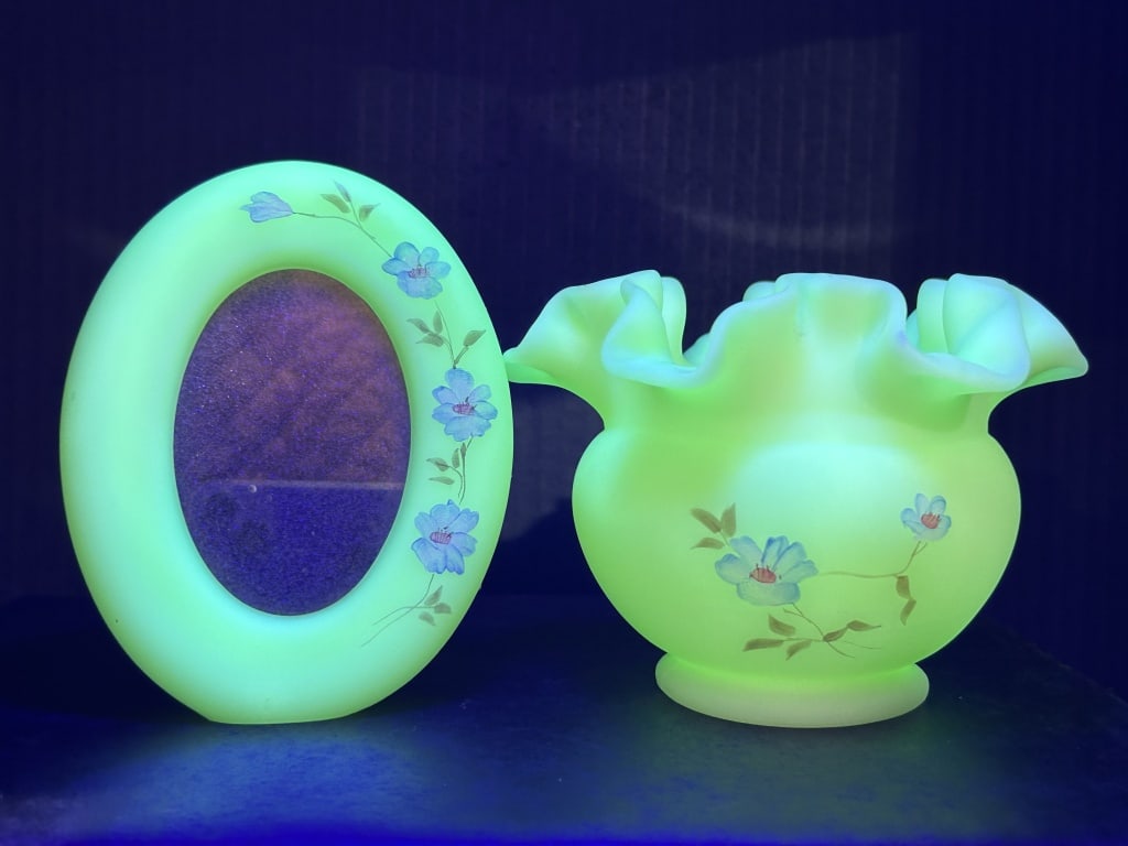 FENTON URANIUM FRAME AND RUFFLED EDGE VASE (1 of 4)