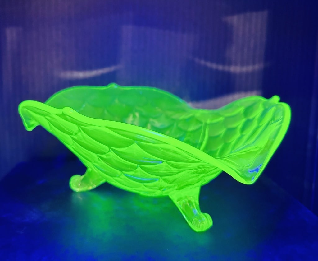 URANIUM FOOTED BOWL: .