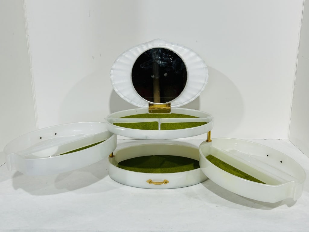 VINTAGE RIALTO LUCITE JEWLERY BOX: .