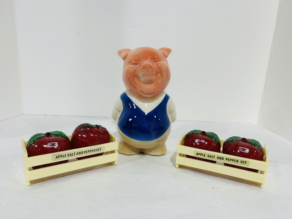 VINTAGE APPLE SALT AND PEPPER SHAKERS (1 of 6)