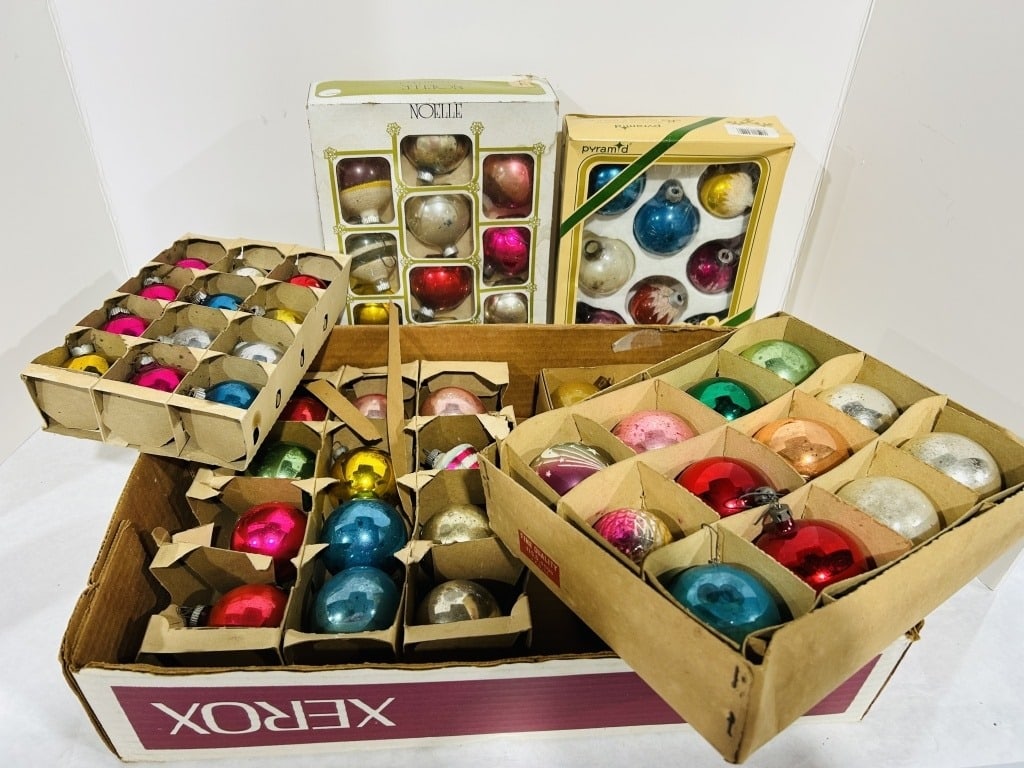 LOADED LOT OF VINTAGE CHRISTMAS LIGHTS: .