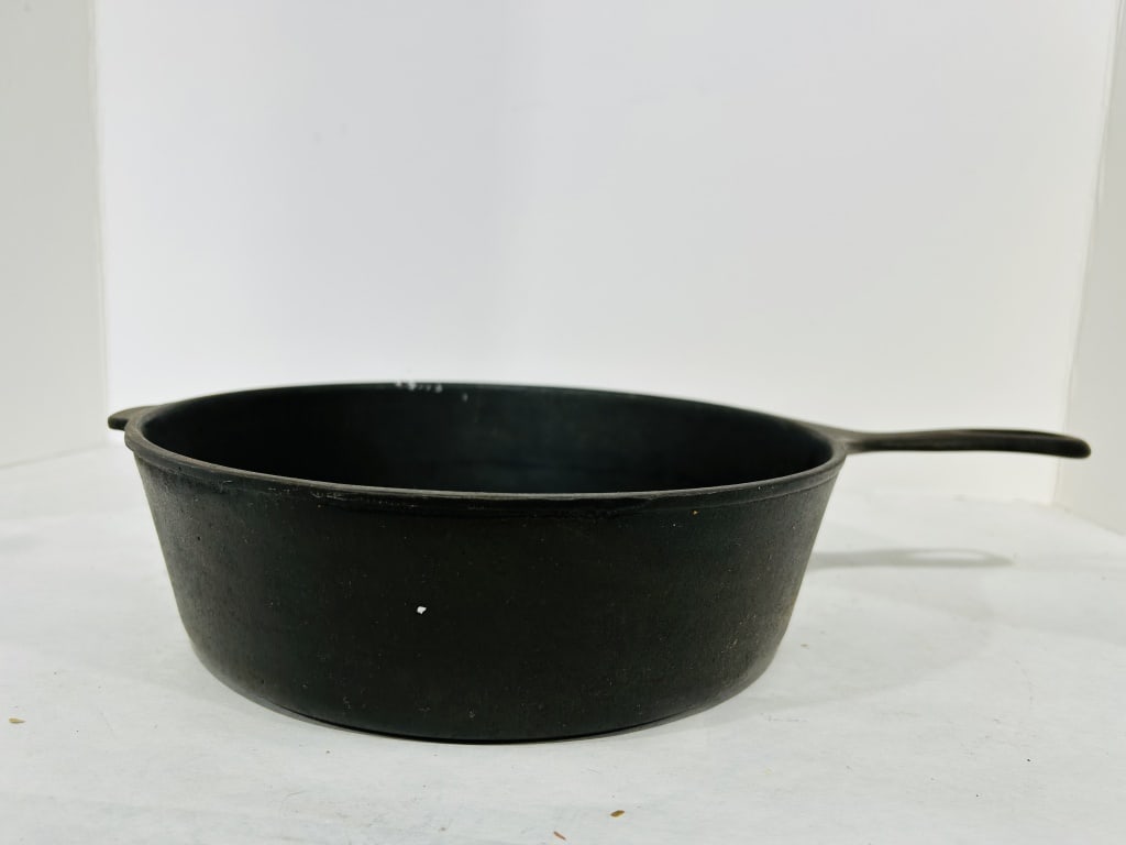 WAGNER WARE SIDNEY CAST IRON SKILLET: .