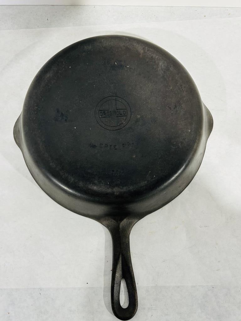 GRISWOLD CAST IRON SKILLET NO 8 (1 of 4)