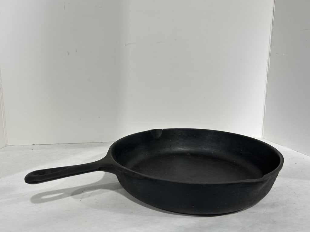 VINTAGE NO 8 CAST IRON SKILLET: .