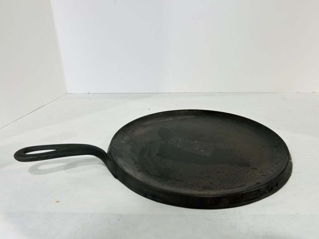 WAGNER WARE SYDNEY CAST IRON GRIDDLE (1 of 4)