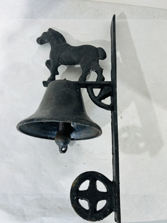 CAST IRON WALL MOUNTED DINNER BELL: .