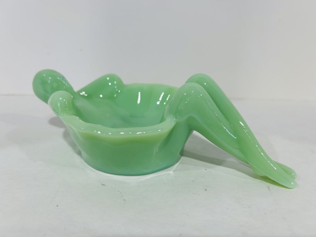 MOSSER JADEITE BATHING BEAUTY SOAP DISH: MOSSER