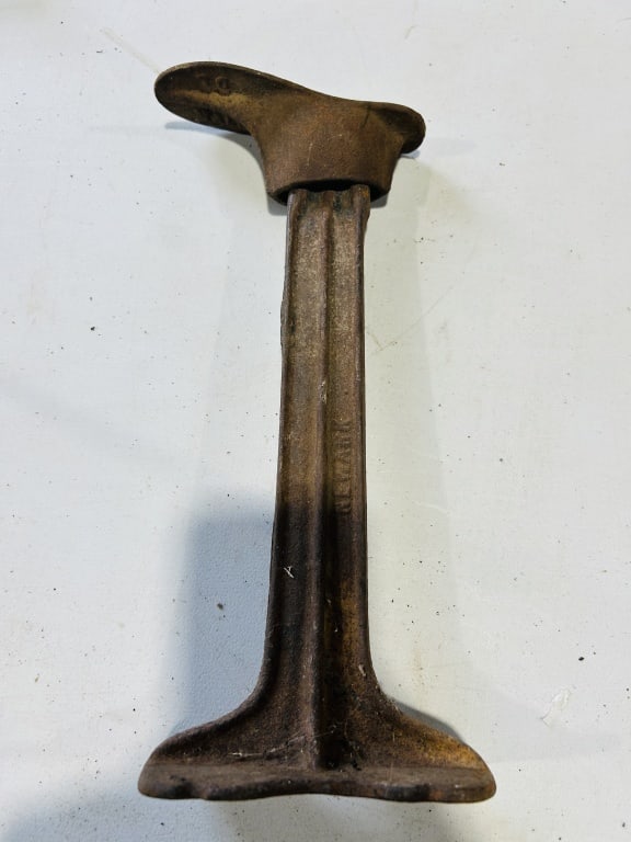 ANTIQUE CAST IRON COBBLER SHOE (1 of 1)