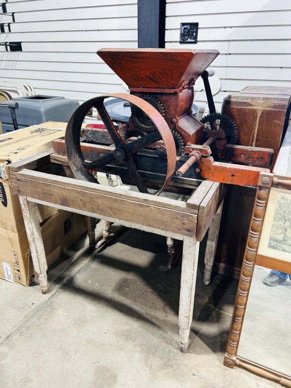 ANTIQUE HAND CRANKED CORN SHELLER (1 of 4)