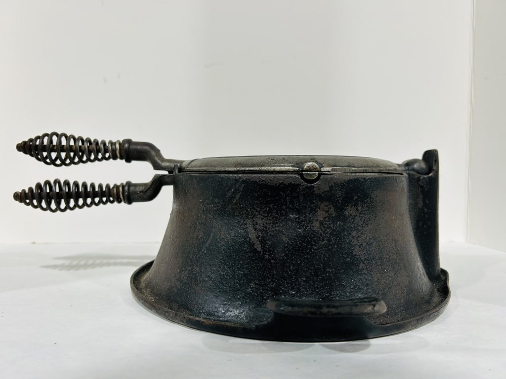 FANNER MFG CO CAST IRON CRESCENT WAFFLE MAKER (1 of 9)