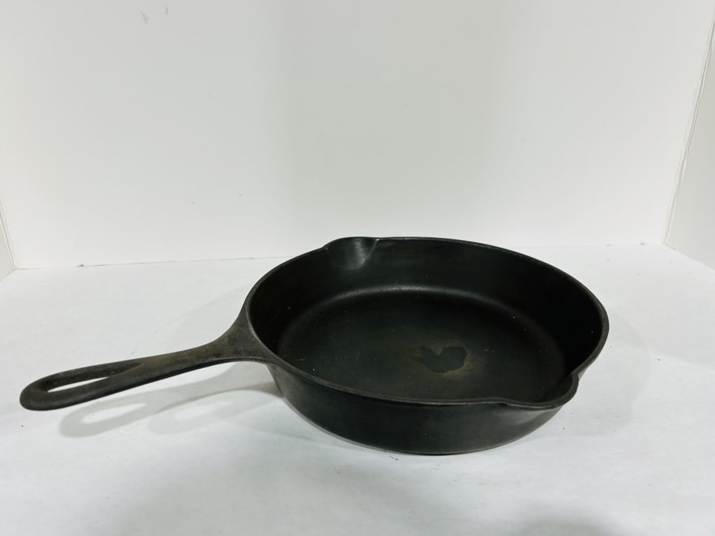 SINGLE NOTCH LODGE NO 6 CAST IRON SKILLET (1 of 5)