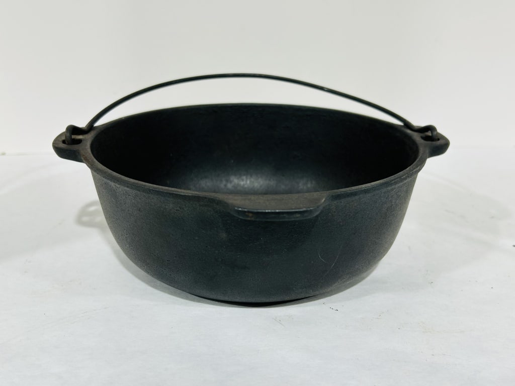 2 QUART CAST IRON POT (1 of 6)