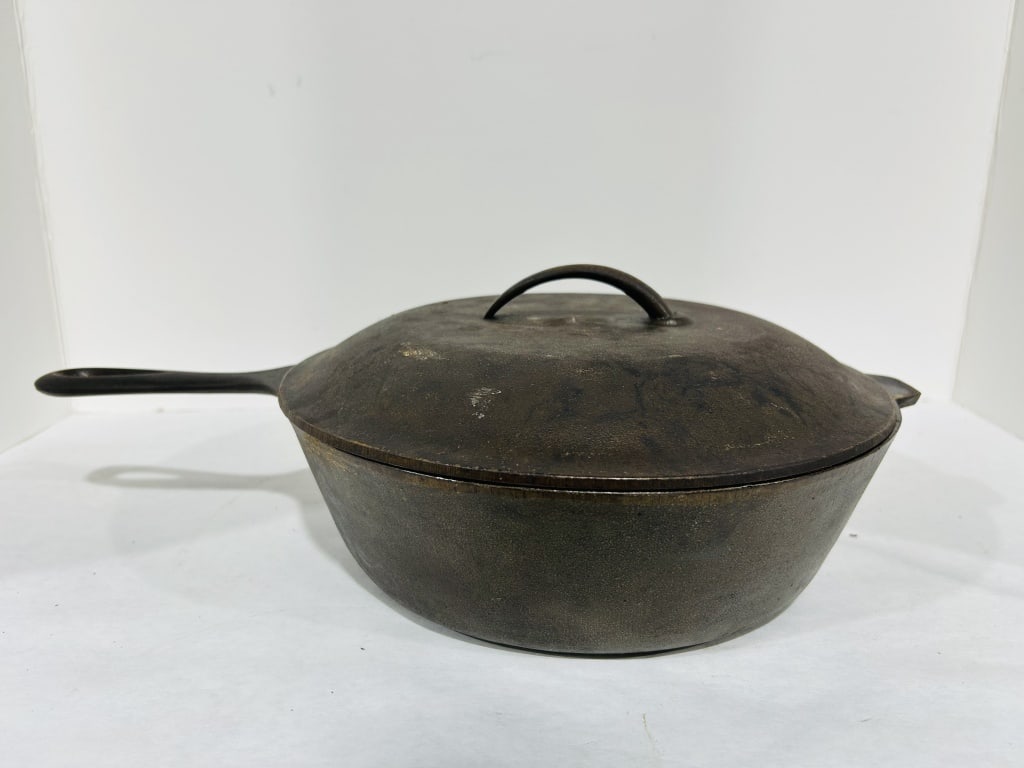 LODGE CAST IRON LIDDED FRYING PAN NO 8 SIZE (1 of 9)
