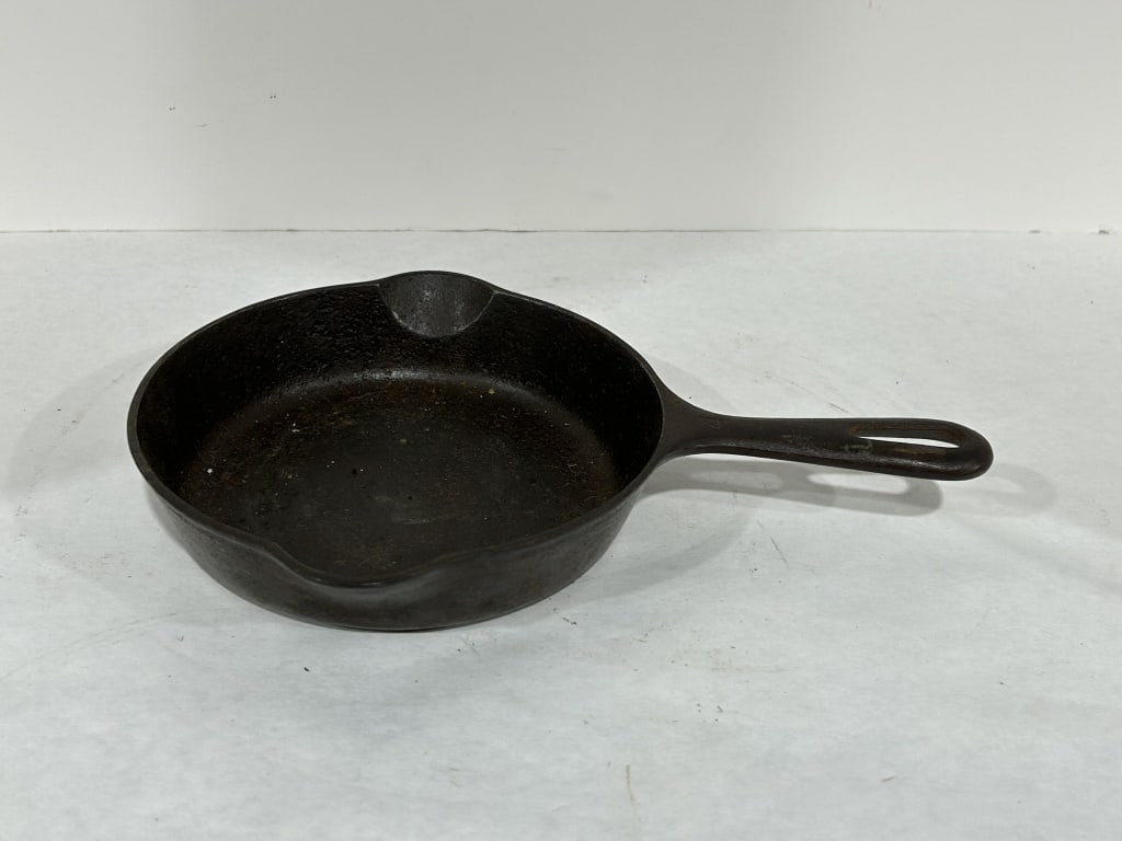 GRISWOLD NO4 CAST IRON SKILLET (1 of 5)