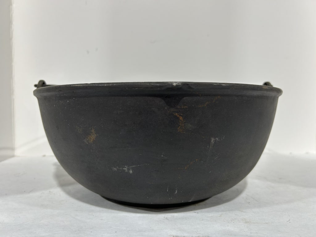 GATEMARK CAST IRON CAULDRON: .