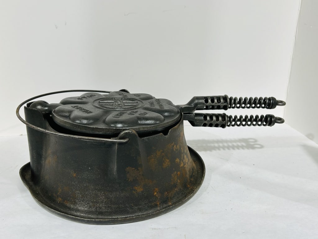 GRISWOLD HEART STAR CAST IRON WAFFLE MAKER (1 of 10)