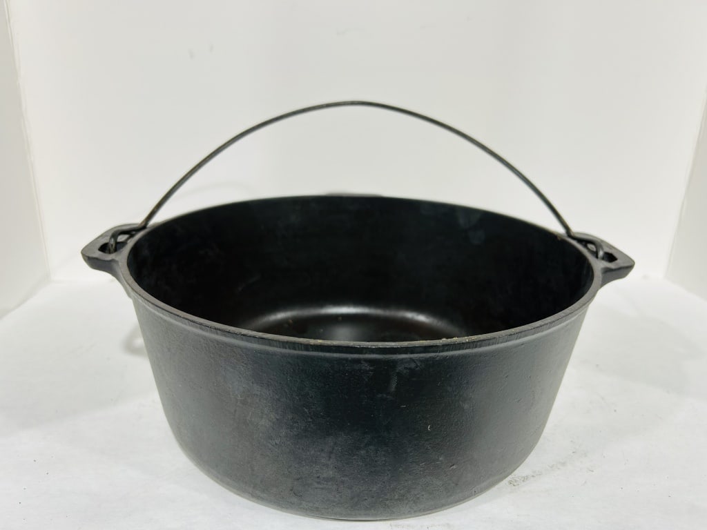 GRISWOLD NO 9 CAST IRON DUTCH OVEN: NO LID INCLUDED