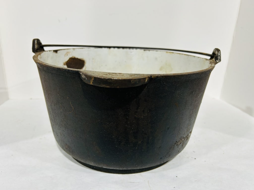 GATEMARK CAST IRON CAULDRON: .