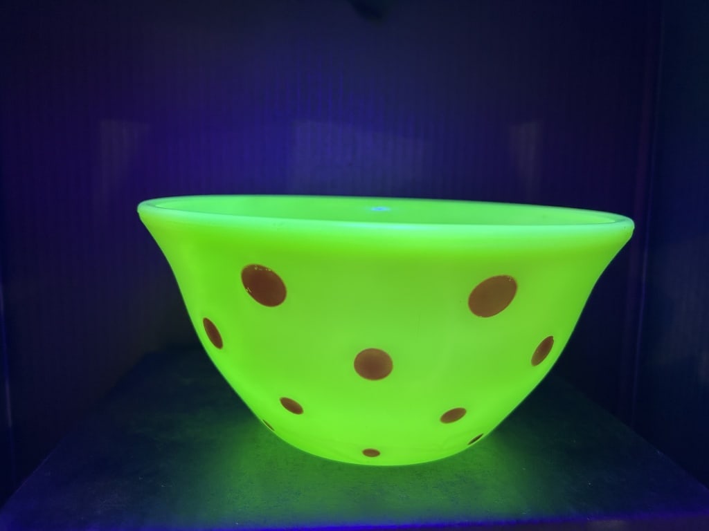VINTAGE POLKA DOT URANIUM MIXING BOWL: .