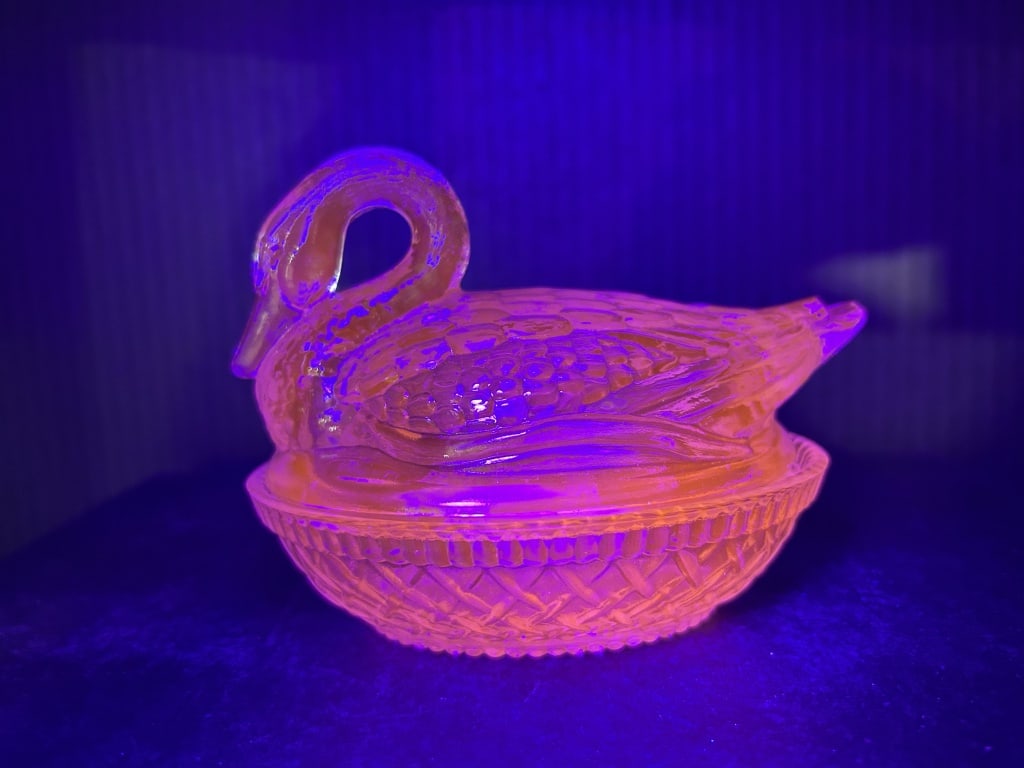 WILKERSON GLASS STARDUST BLUE PINK GLOW SWAN (1 of 8)