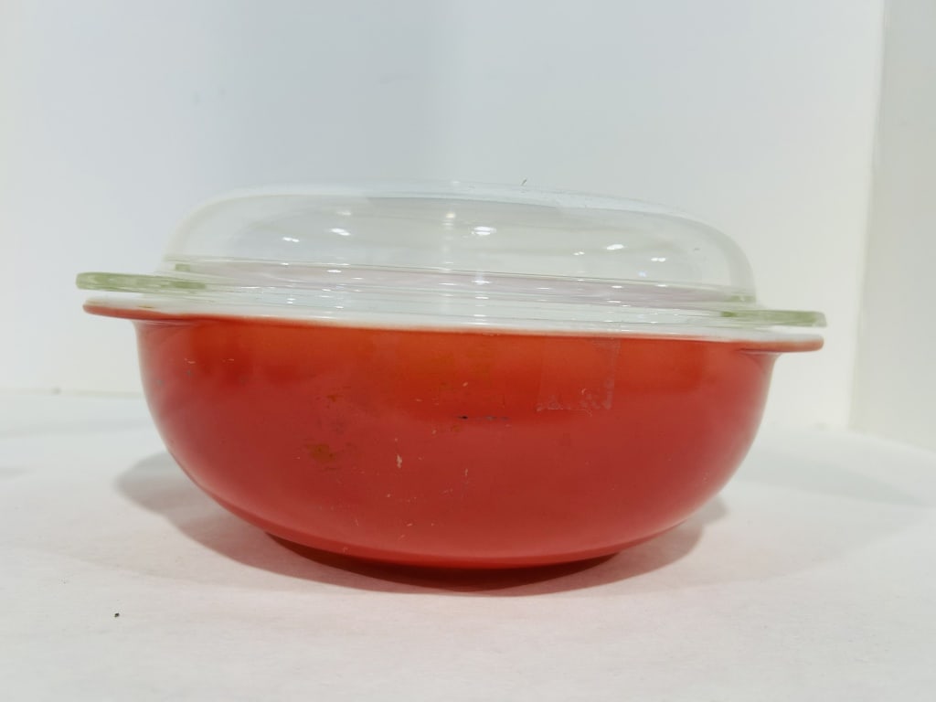 VINTAGE PYREX MIXING BOWL WITH LID: .